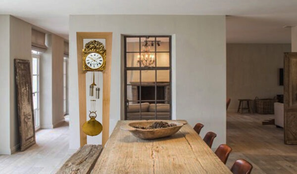 Relooking d'une horloge comtoise ancienne avec le meuble design Recycl’Âge en chêne massif dans un intérieur épuré — Manufacture Vuillemin Franois.