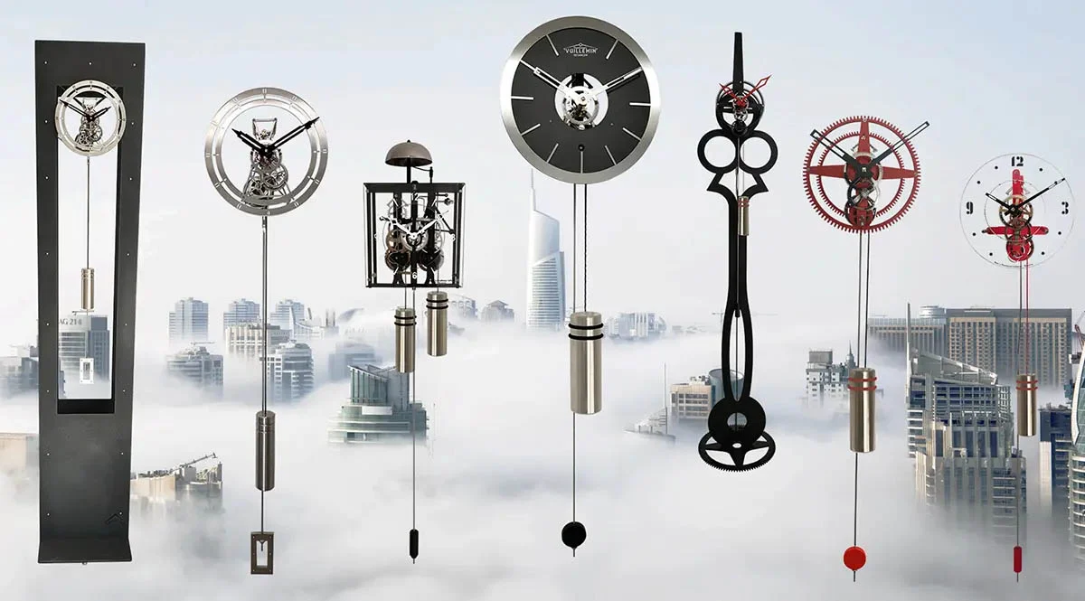Collection d'horloges contemporaines et comtoises modernes Manufacture Vuillemin : modèles squelettes, design urbain et mécanismes apparents.