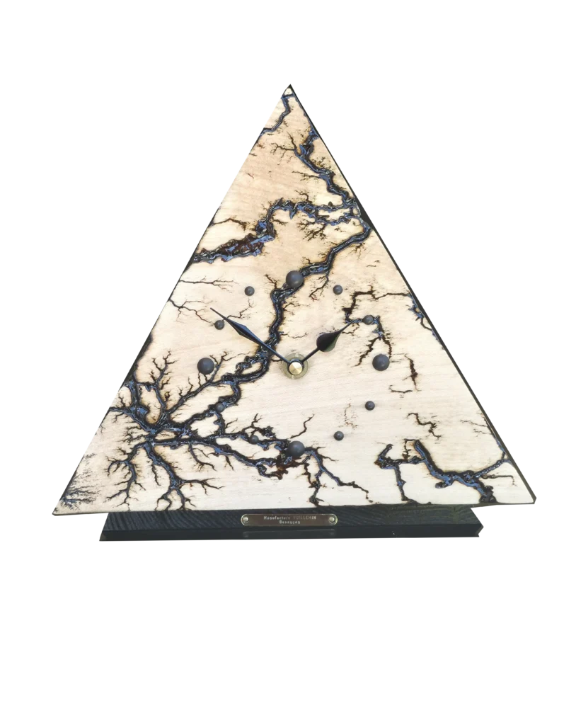 Horloge à poser Le Sapin Président en bois de sapin du Haut-Doubs, mouvement à quartz silencieux, design contemporain Manufacture Vuillemin.