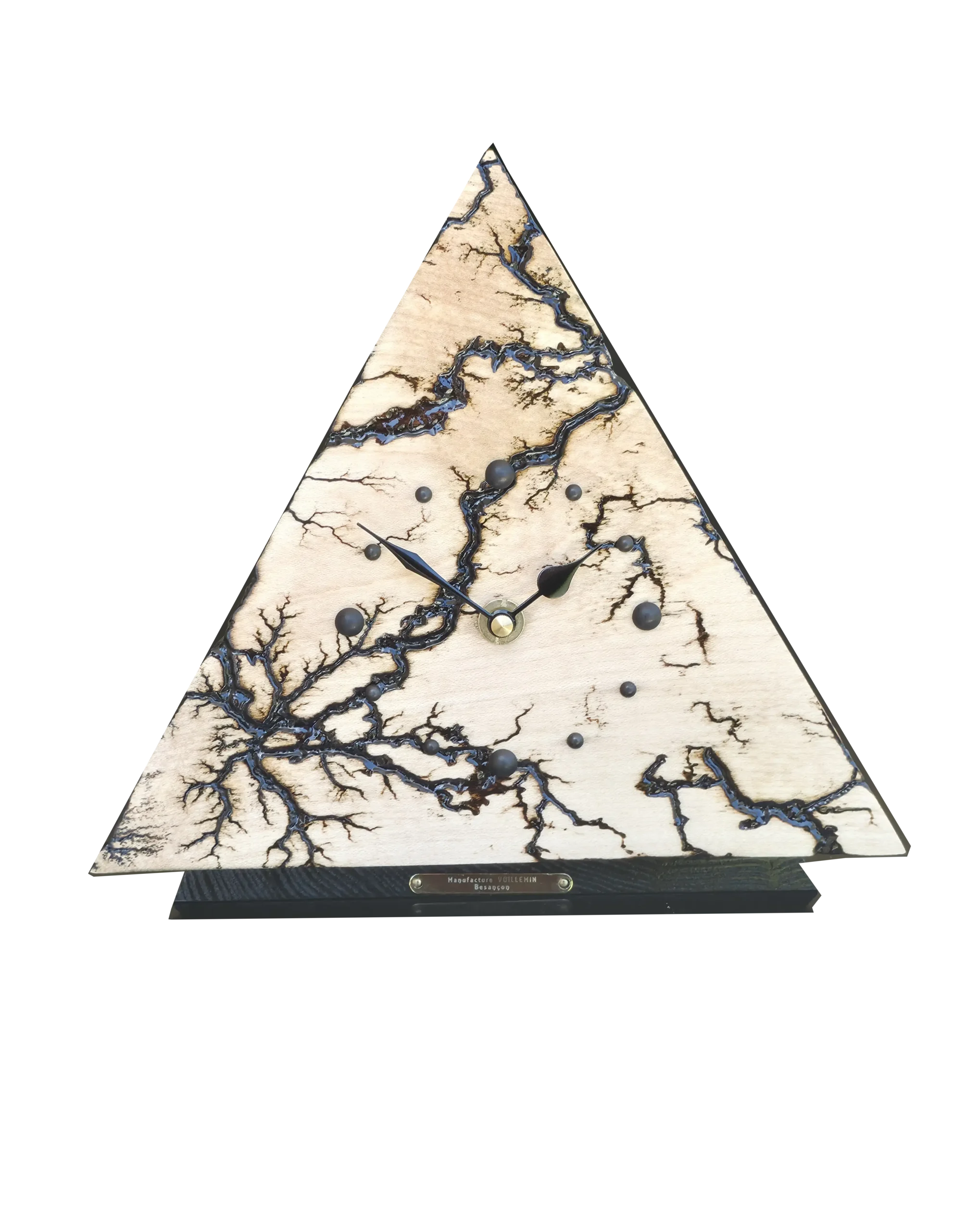 PYRAMIDE TRICOLORE FRENE Horloge à poser Le Sapin Président en bois de sapin du Haut-Doubs, mouvement à quartz silencieux, design contemporain Manufacture Vuillemin.